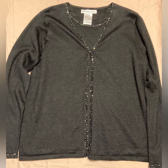 Ladies Size Medium Victoria Jones Pullover Long Sleeve Blouse With Added Sequins - Picture 10 of 16